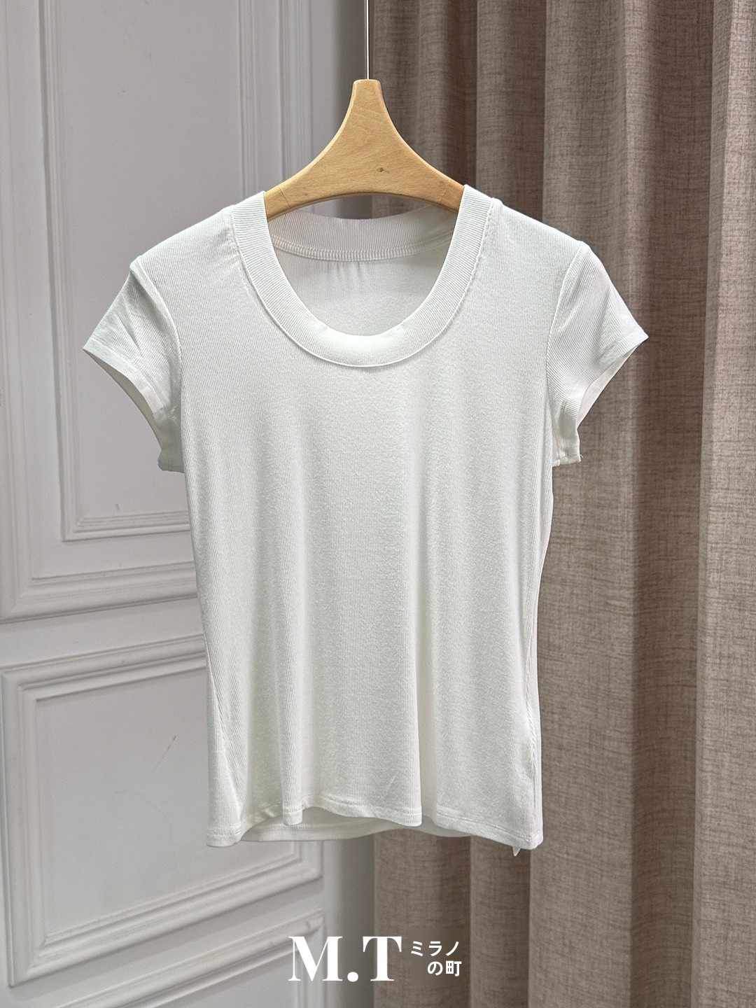Street Fashion In Milan - T-shirt slim fit con scollo a